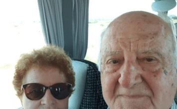 😱💔 Nakon 61 godine braka, suprug i ja prvi smo put zajedno krenuli na putovanje. Tijekom vožnje autobus se zaustavio, a moj suprug rekao je da ide na WC. Ali nikada se nije vratio. Kad mi je vozač prišao i pokazao snimku na svom telefonu, vidjela sam što je moj suprug učinio. Noge su mi klecnule od užasa i izgubila sam svijest… 😨😭‼️