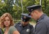 Dva saobraćajna policajca zaustavila su mladu ženu bez ikakvog očiglednog razloga, grubo je pritisnula uz automobil i stavila joj lisice na ruke. Međutim, kada je jedan od policajaca, na njen zahtjev, posegnuo u džep njenog šorca, obojica su se ukočila od šoka kada su vidjela šta se unutra nalazi. 😱😱