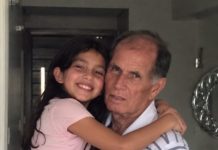 Moja desetogodišnja kći šapnula mi je: „Mama, djed kaže da imam prekrasno tijelo i figuru. Želi da mu nešto pokažem u njegovoj spavaćoj sobi, ali natjerao me da obećam da ti neću reći.” Ukočila sam se. Pretvarala sam se da se smiješim, ali te noći nisam mogla zaspati. Sljedećeg dana potajno sam ušla u kuću svojeg oca. Kad sam otključala vrata njegove spavaće sobe, ugledala sam nešto zbog čega sam vrisnula…