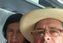 Nakon 52 godine braka, moj muž me je poveo avionom, ne rekavši mi kuda idemo. Na polovini leta, čvrsto mi je stegao ruku i šapnuo: „Posle današnjeg dana, svoju decu više nikada nećeš videti.“ Zurila sam u čoveka s kojim sam provela čitav život, prestravljena onim što je time želeo da kaže…
