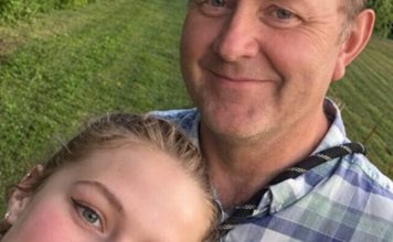 Otišla sam u šumu sa svojim ocem. Odjednom me je zgrabio za ruku i rekao: „Konačno smo sami. Dođi ovamo, da te poljubim. Toliko dugo sam želeo ovo da uradim.“ Užasnuta, pokušala sam da se izmaknem. Ali moj otac je prišao bliže, uhvatio me za ramena i šapnuo: „Ne boj se, dušo. Tvoja majka nikada neće saznati šta se dogodilo između nas.“ Počela sam da drhtim. A kada je rekao: „Čekao sam 19 godina na ovaj trenutak“,…