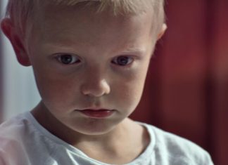 RANI ZNAKOVI AUTIZMA KOJE RODITELJI NE PREPOZNAJU NA VRIJEME: Sve počinje s ovim svakodnevnim rutinama
